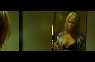 XXX Der Mann leckt sanft seinen Arsch und jeden Finger in die nackte frauen älter dünnen Beine.